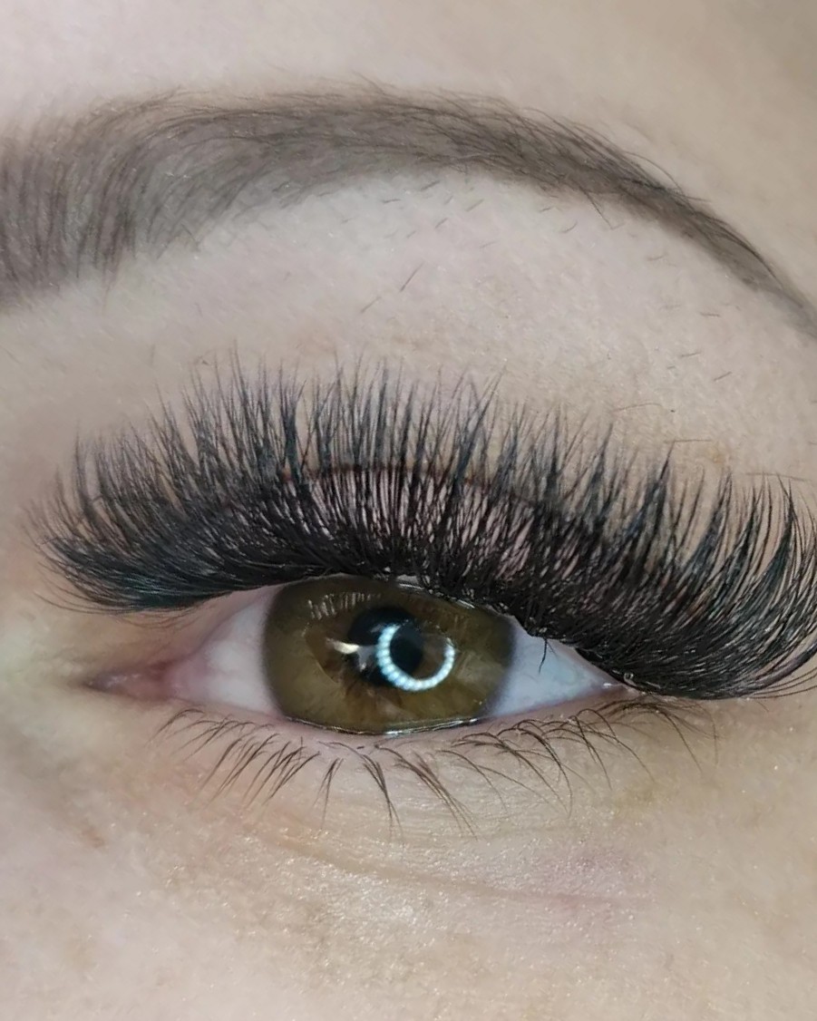 Close-up van een oog met een volle set wimperextensions van Lashes by Demi
